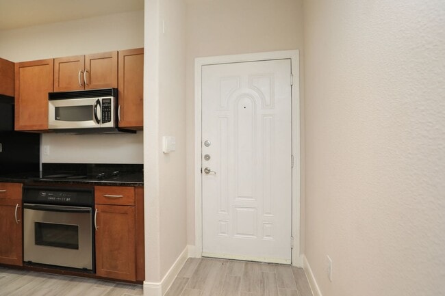Foto del edificio - For Lease | 1 Bed, 1 Bath | 832 Sq Ft | Su...