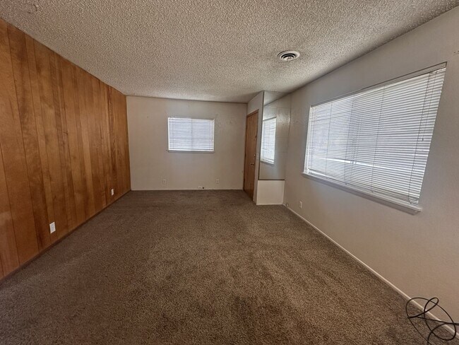 Building Photo - 2BD, 1.5BA Home