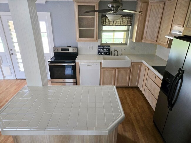 Building Photo - 3/2/2 in Quiet Sherman Neighborhood Near F...