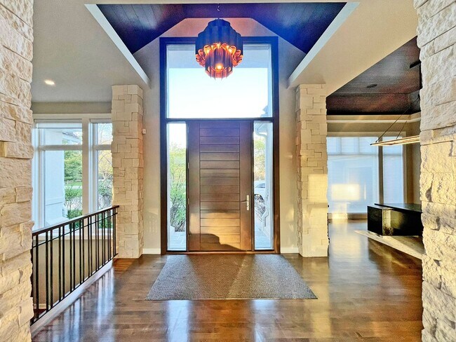Foto del edificio - Magnificent Redone Home in Gated Bearpath with Every Possible Upgrade and Convenience!