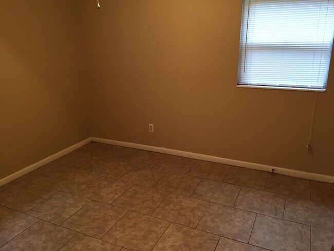 Foto del edificio - Charming Three-Bedroom, One-Bathroom Singl...
