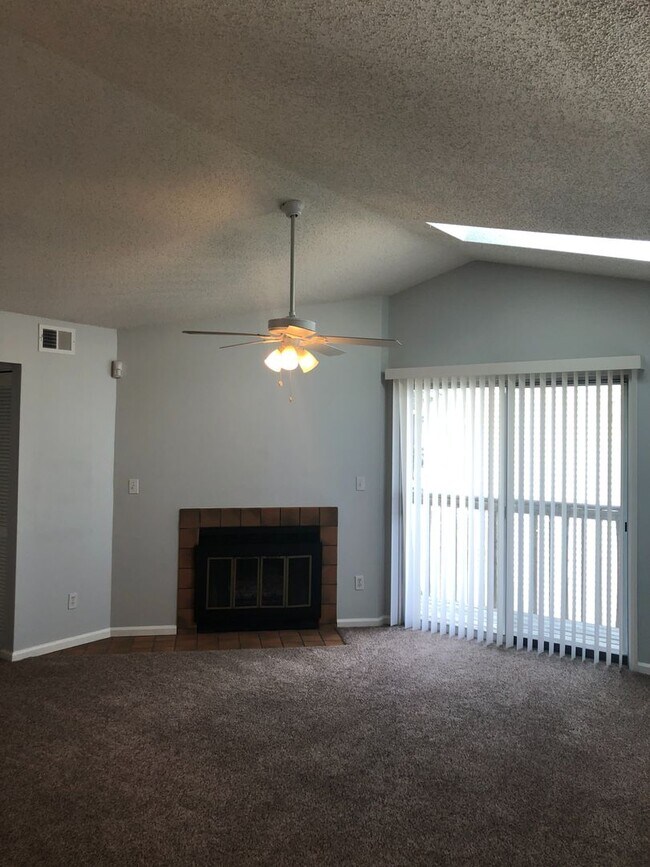Foto del edificio - Highly desired unit located in Greenbrier ...