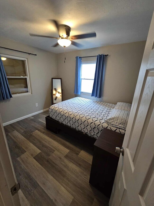 Dormitorio 2 con cama tamaño queen - 2661 Magnolia Ave