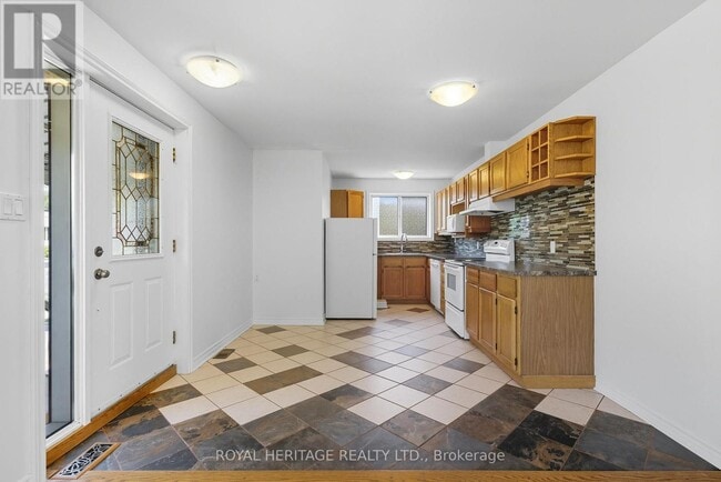 Building Photo - 713 Burns St W