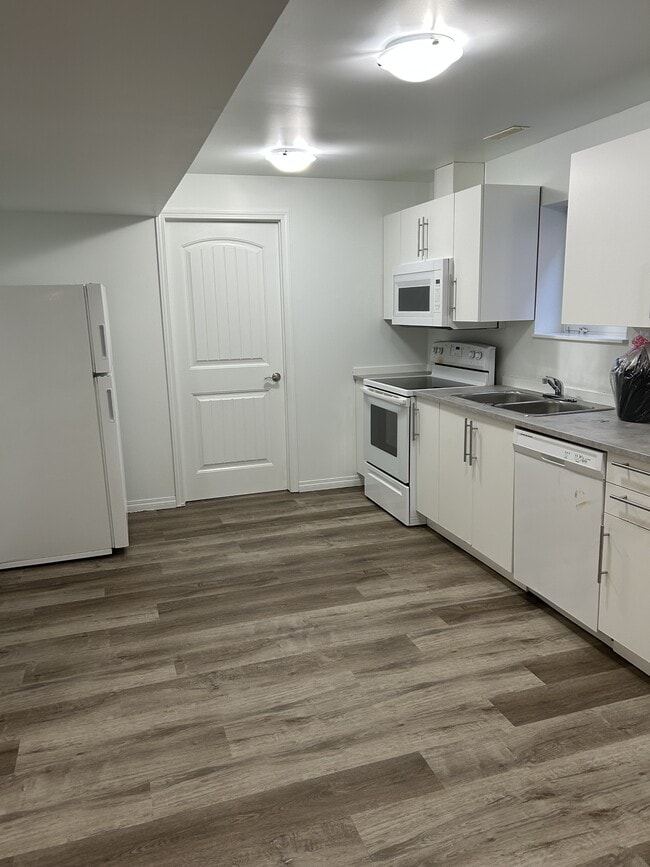 Building Photo - 12521-12577 77 St NW