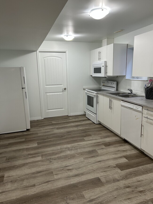 Building Photo - 12521-12577 77 St NW