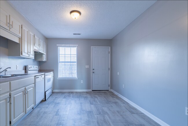 Foto del edificio - See What's to Offer at Tonyota Court! Now Pre-Leasing!