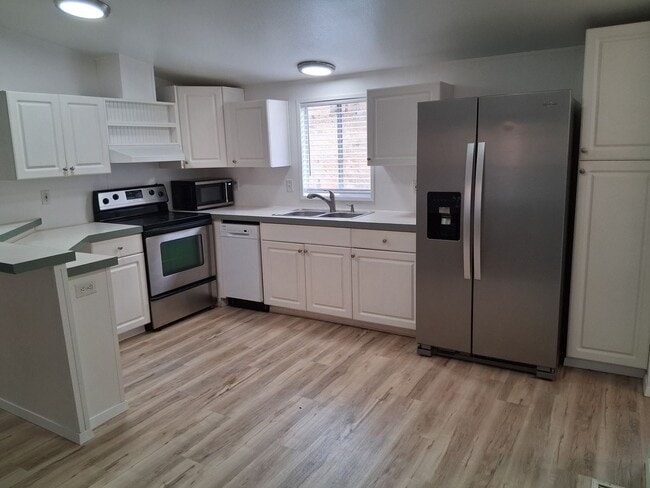 Building Photo - Peaceful Country Home