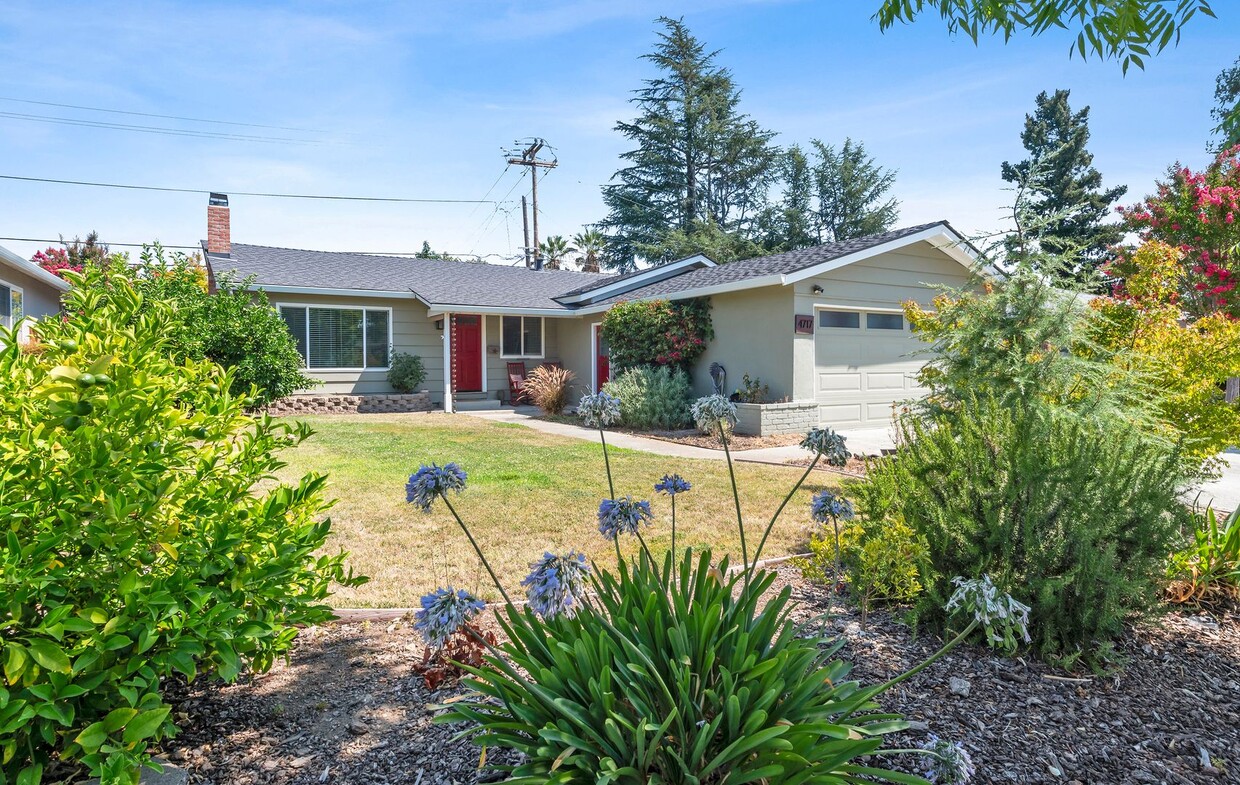 Foto principal - Beautiful 4 Bedroom/2 Bath Home in Desirab...