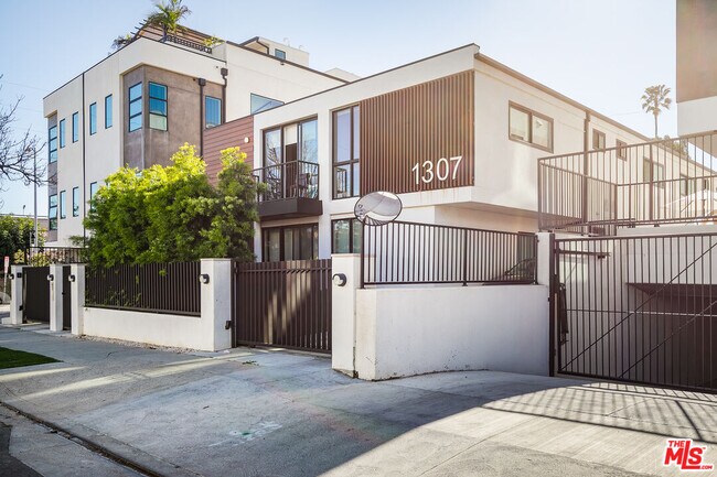 Building Photo - 1307 Tamarind Ave