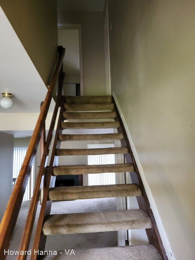 Building Photo - 3 br, 1.5 bath House - 6 Jersey Circle
