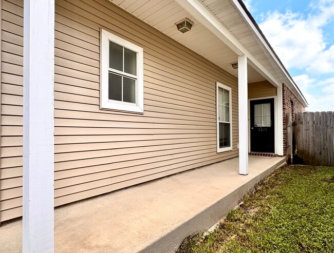 Building Photo - Charming 2 Bed, 2 Bath Home in Myrtle Grov...