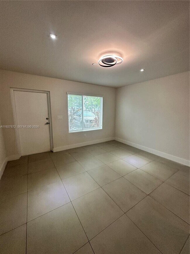 Foto del edificio - 2555 NE 193rd St