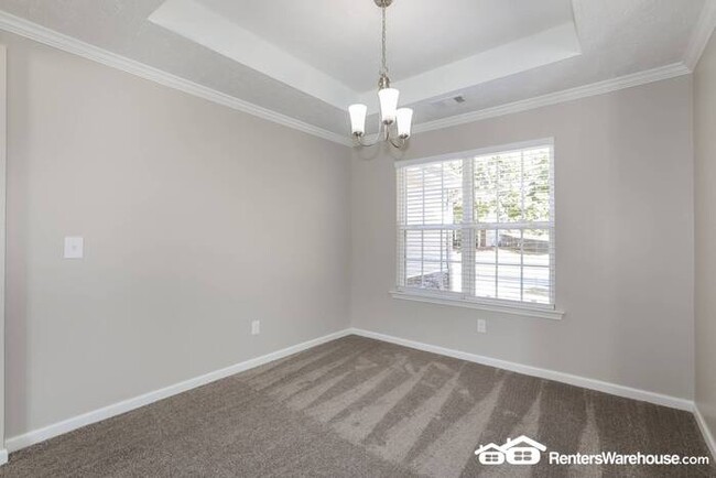 Building Photo - Lovely Ranch with Sunroom