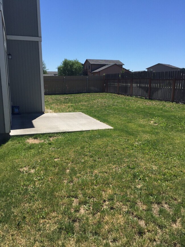 Building Photo - 4 Bedroom home 3 car garage fenced yard