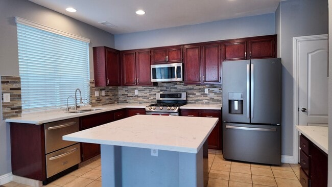 Building Photo - Beautiful 4-Bedrooms Home - Across from La...
