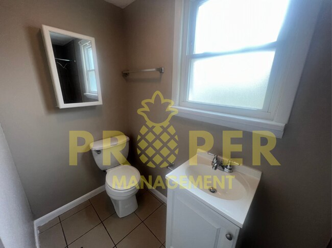 Building Photo - Large 3 bedroom 1 bathroom house for rent ...