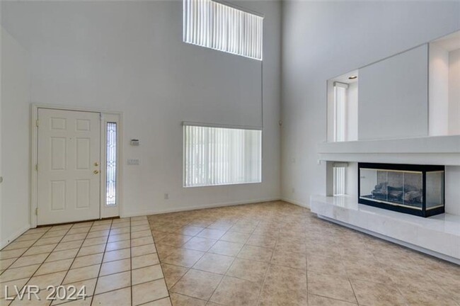 Building Photo - Spacious 5 bedroom!