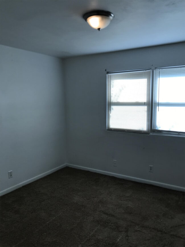 Building Photo - 1125 Little Bay Ave