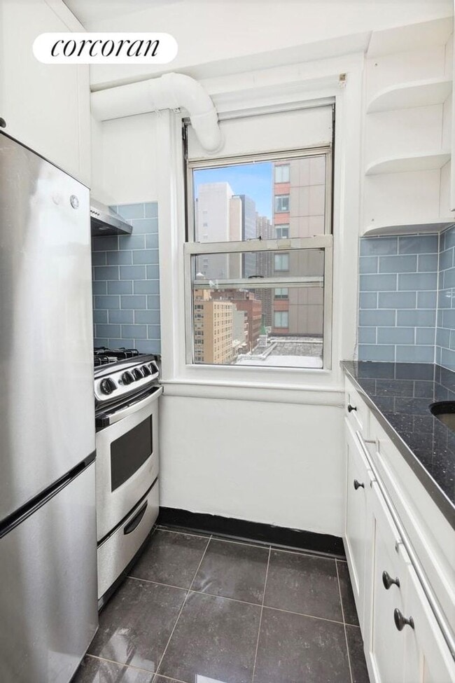 Building Photo - 150 E 37th St