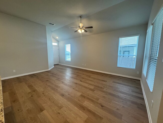 Foto del edificio - Stunning 3x2 Luxury Duplex in Buda, TX!