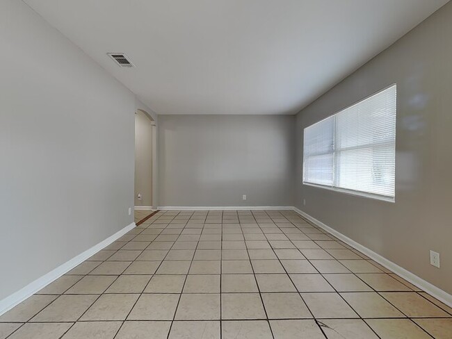 Building Photo - 10927 Regency Dr