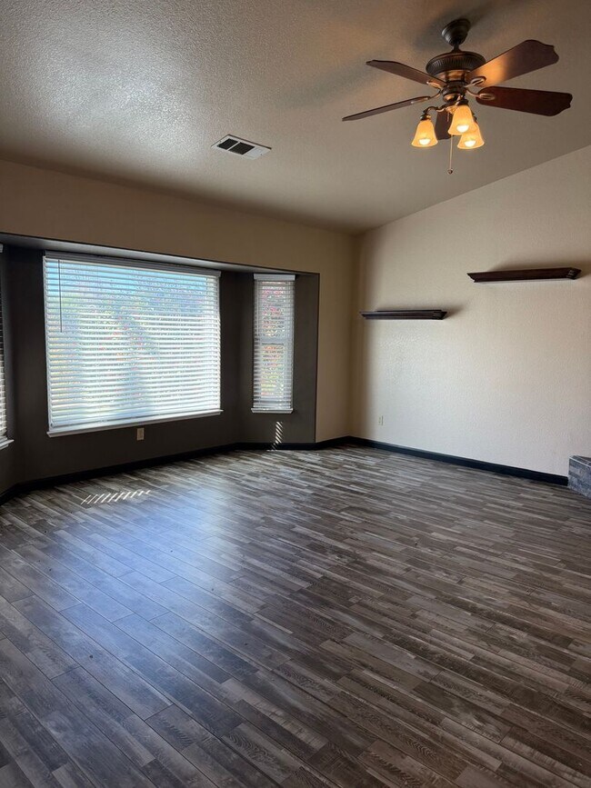 Building Photo - 4 Bedroom home in Ravenwood Estates