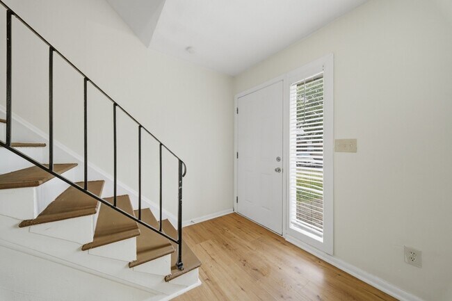 Foto del edificio - 3321 Rainier Ct