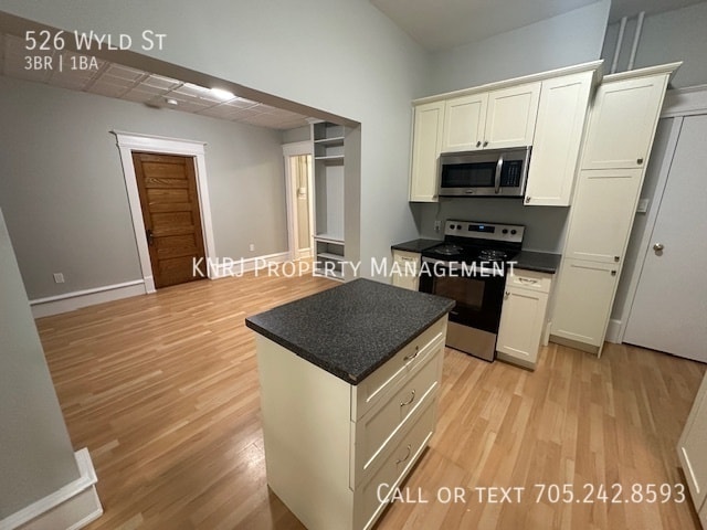 Building Photo - Three Bedroom Apartment - Main Floor