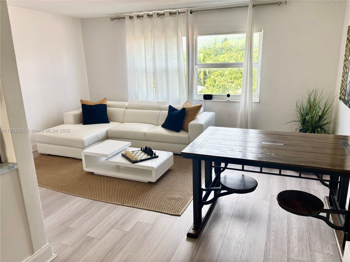 Primary Photo - 1855 Plunkett St