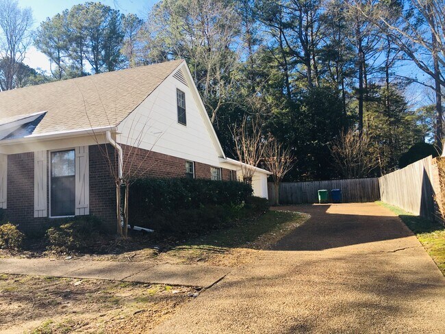 Foto del edificio - Spacious Germantown home! Walking distance...