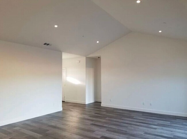 Foto del edificio - 3 bedroom 2 bath New Construction Coffey Park!!