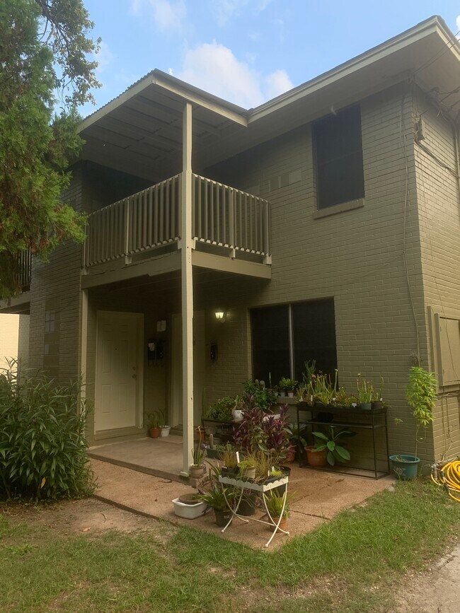 Front of Building - 5025 Park Dr