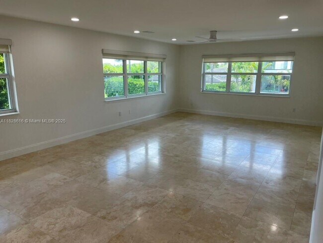 Foto del edificio - 1330 NE 105th St