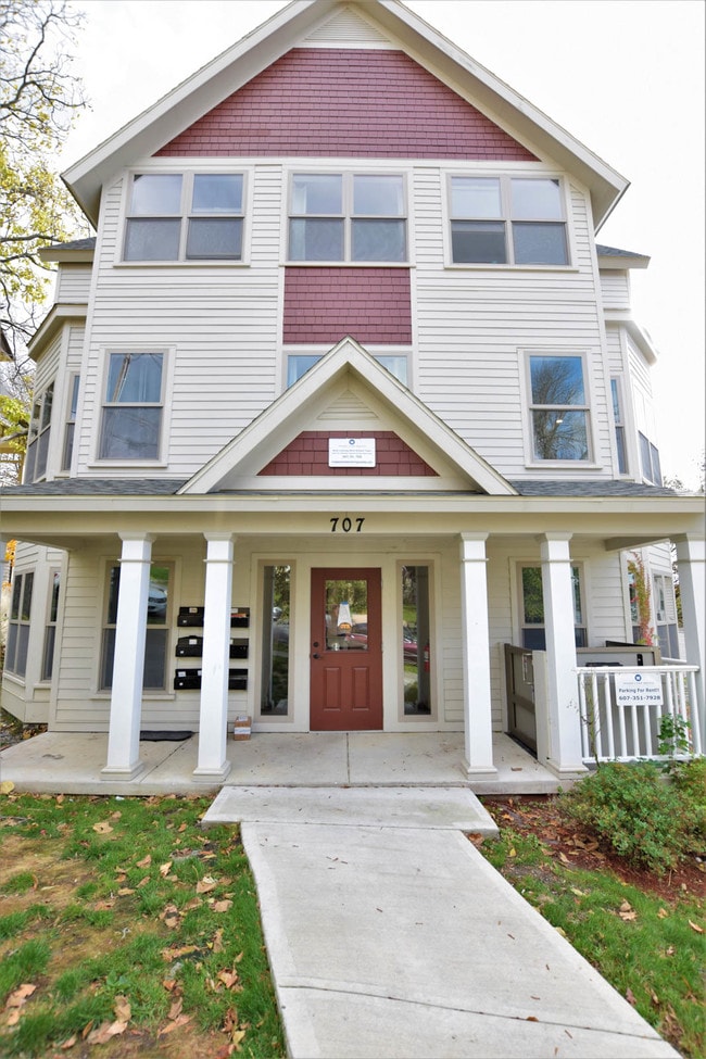 Building Photo - 707 E Seneca St.