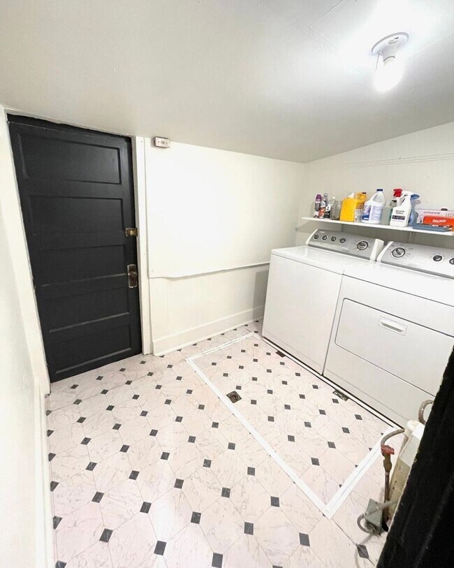 Building Photo - Charming 2BR Home with Vintage Style, Fenc...