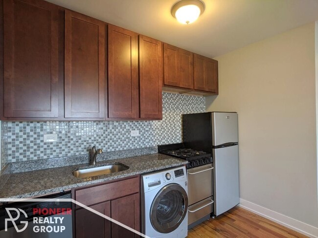 Building Photo - 556 W Arlington Pl