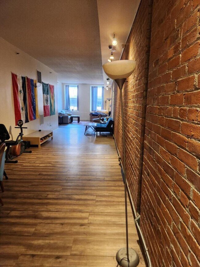 Building Photo - 196 Crown St