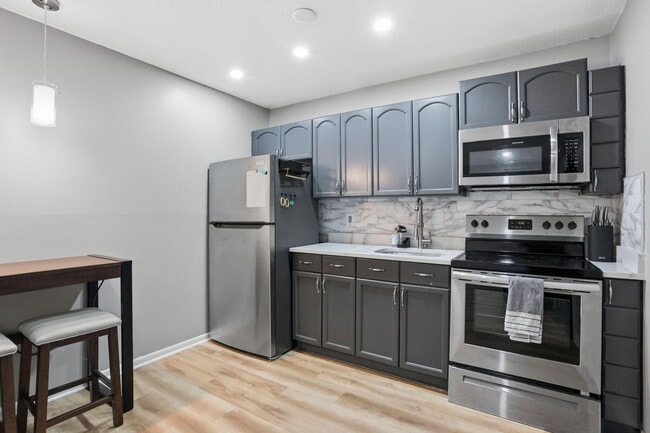 Building Photo - 1204 S Lake Dr