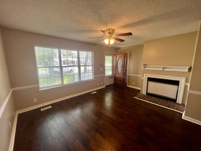 Building Photo - 3 Bed/2 Bath Townhouse *Huge Bonus Room*SO...