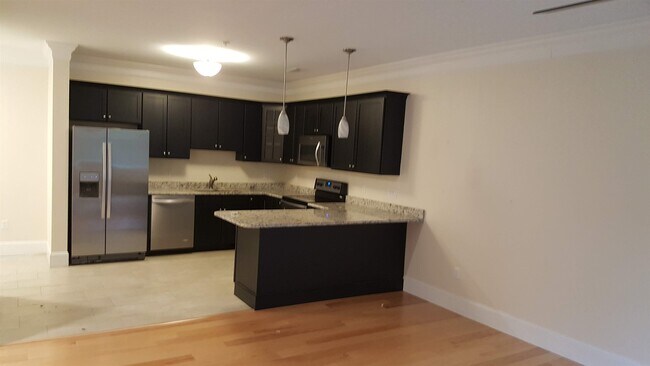 Building Photo - 2 Silver St