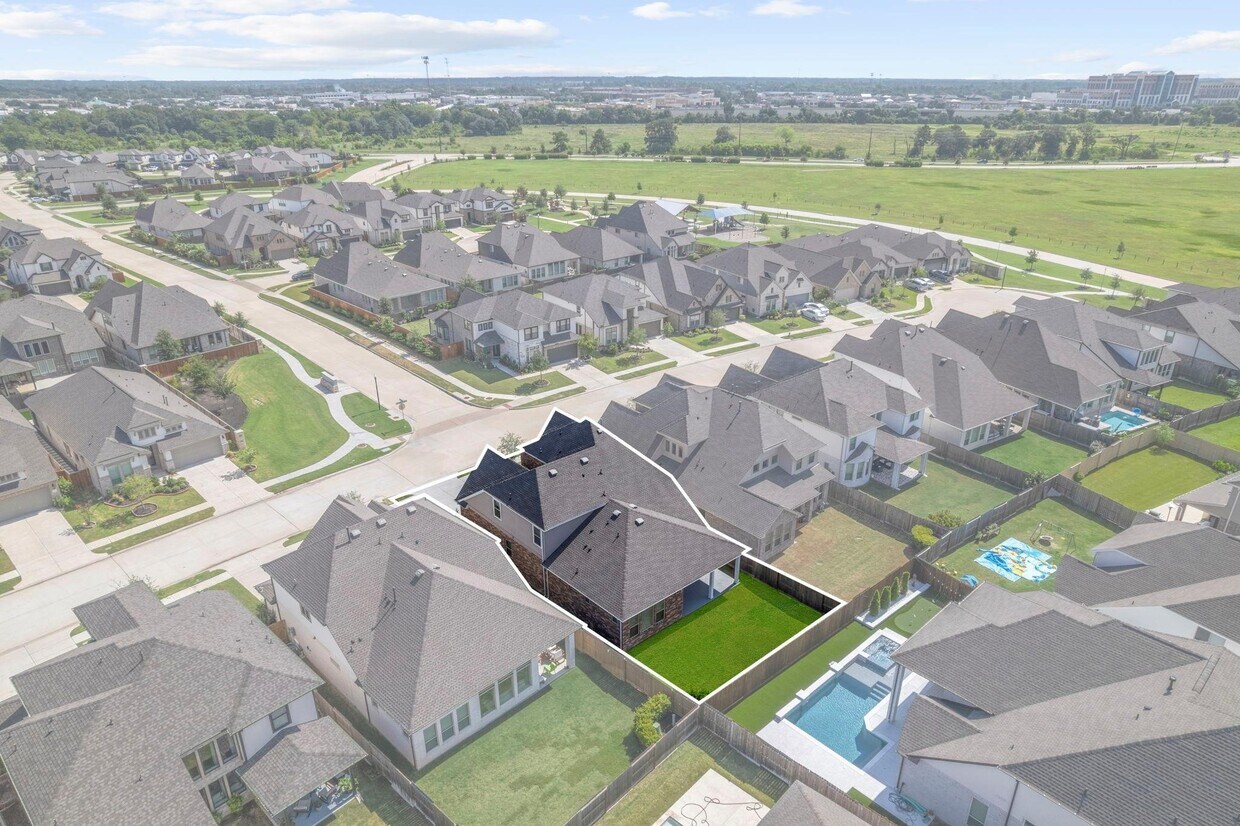 ¥ellow Bucks & Playsson / City View 18303 Bluebird Br Ln, Houston, TX 77433 - House Rental in Houston