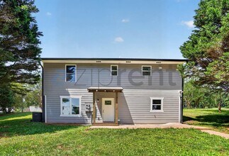 Building Photo - Unit 2