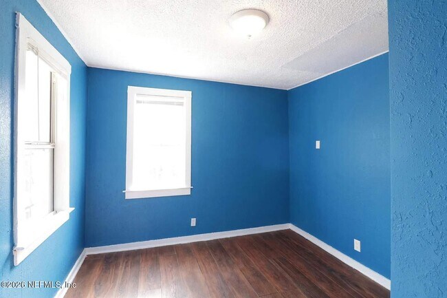 Foto del edificio - 1243 W 25th St