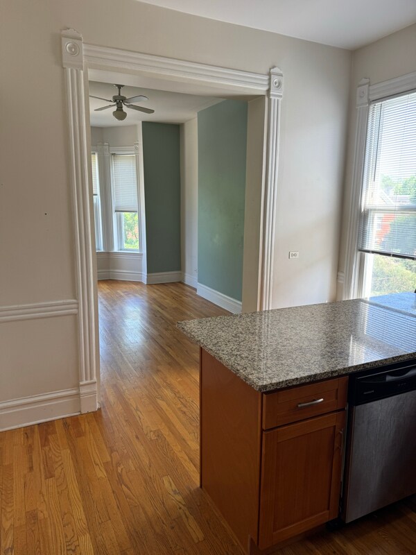 Foto del edificio - 1456 N Maplewood Ave