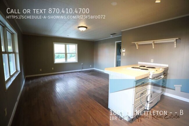 Foto del edificio - First month move in special $450!!!  Compl...