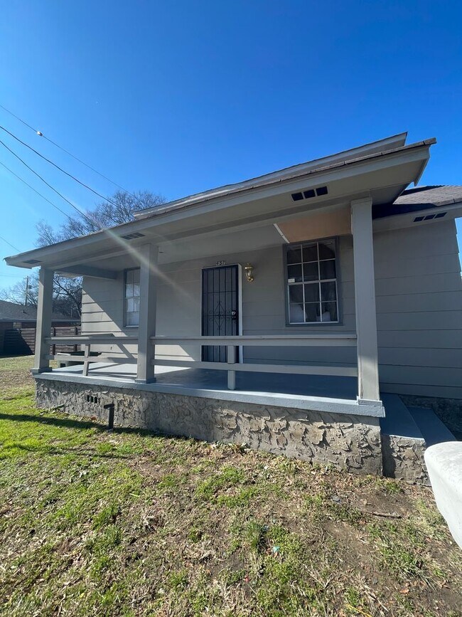 Building Photo - 457 Roanoke Ave
