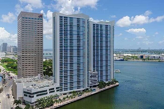 Foto del edificio - 325 S Biscayne Blvd