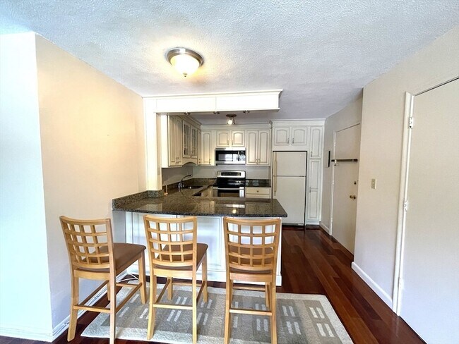 Foto del edificio - 1323 Worcester Rd