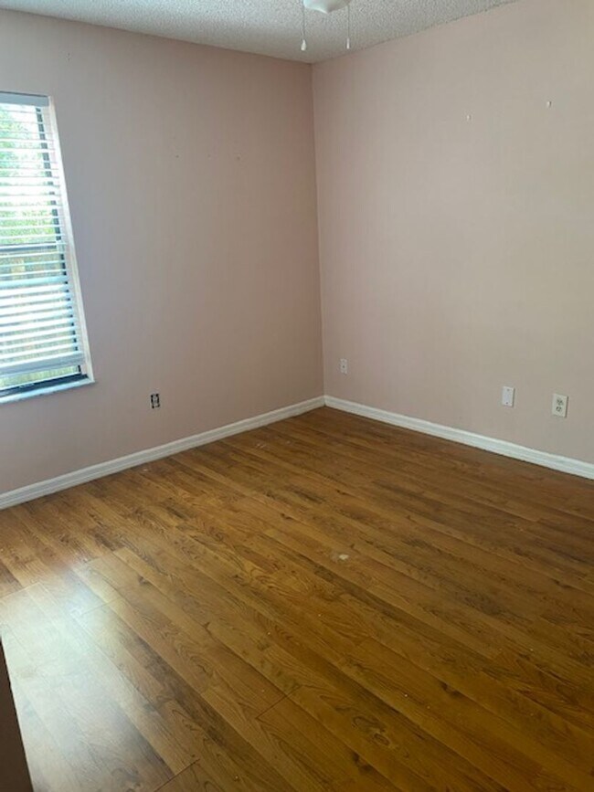 Foto del edificio - 3 Bedroom, 2 bathroom House in Lakewood Pa...
